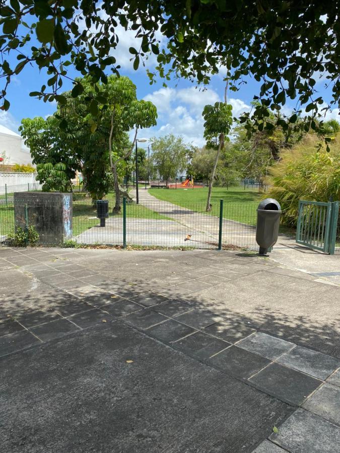 Apartamento Chez Marc Les Abymes Exterior foto